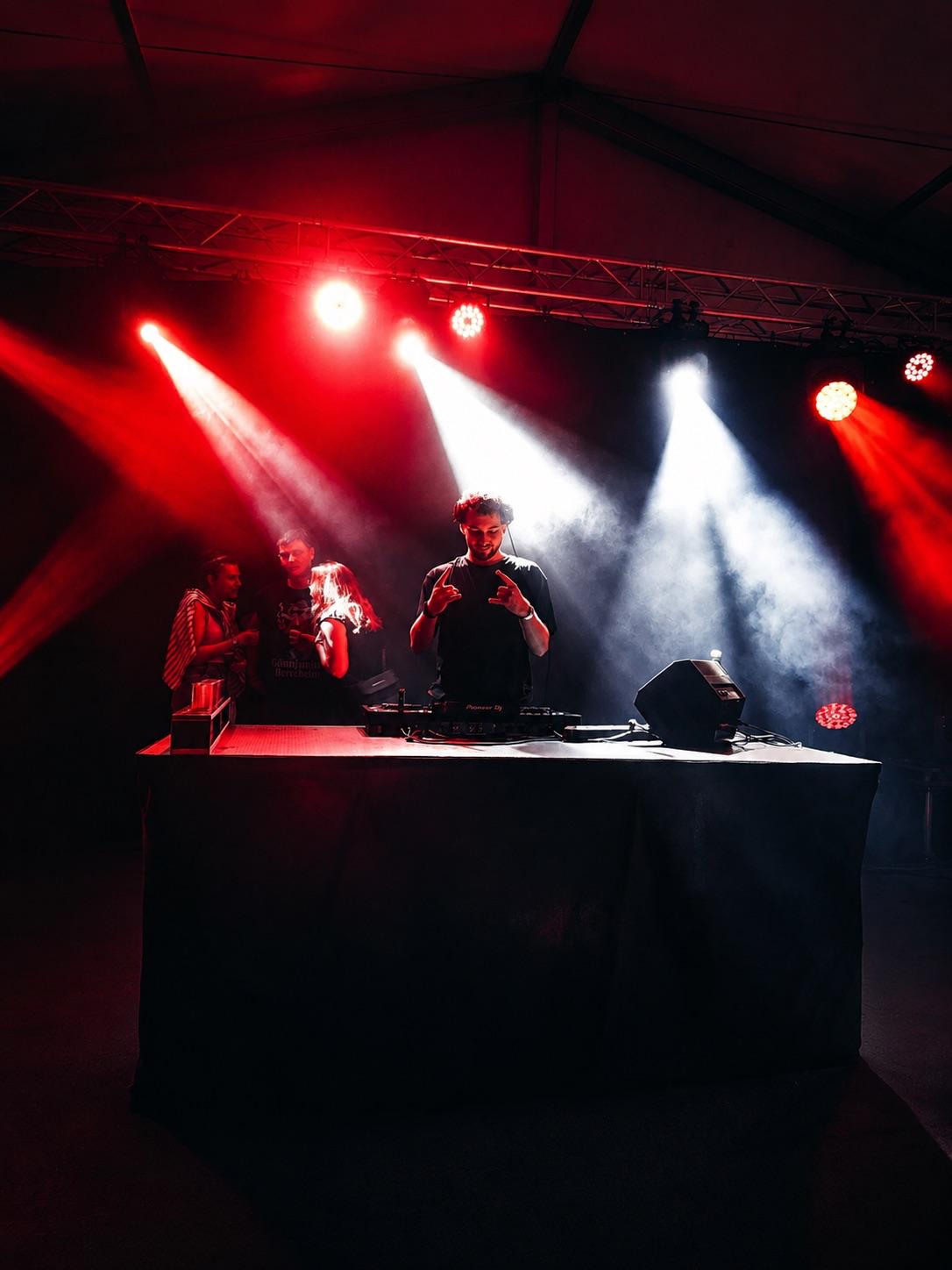 DJ GÄBS live unter roter Bühnenbeleuchtung