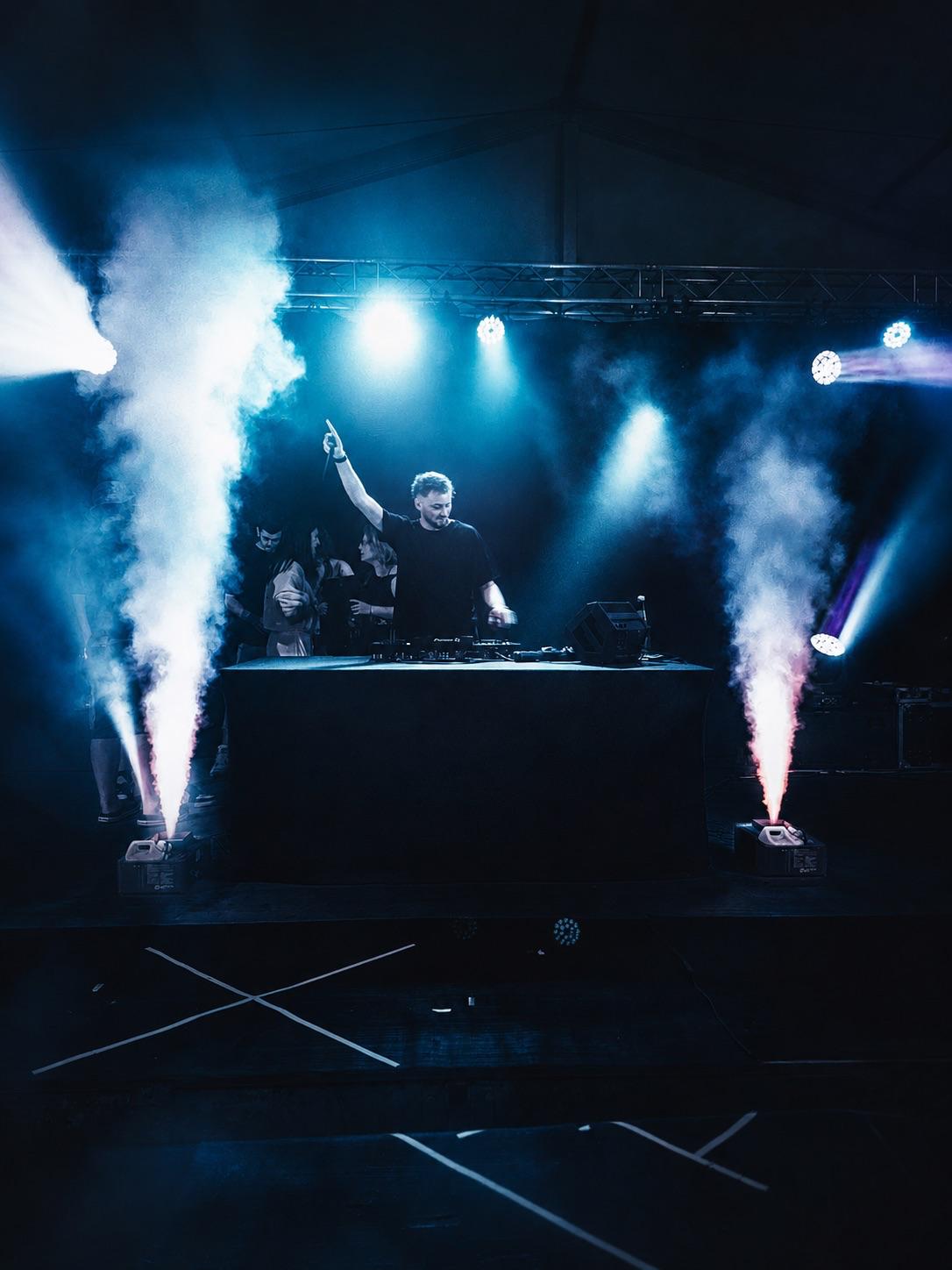 DJ GÄBS live auf der Bühne mit CO2-Jets